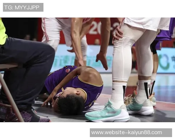 约基奇半场表现稳健但首节意外倒地引发球迷担忧